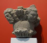 Trois chapiteaux ornes de tetes grimacantes (Pierre calcaire, 1290-1300)(4)